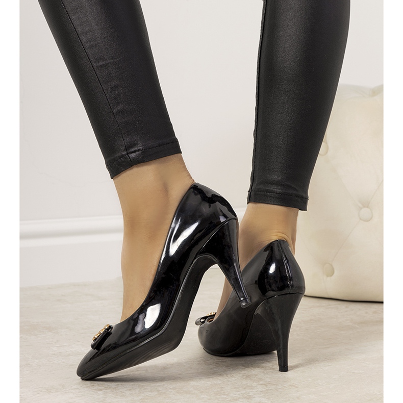 Pompele bej pe un toc stilț prețios negru 1