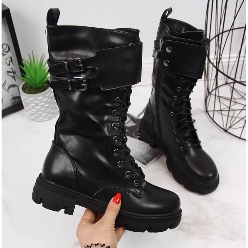 Muncitori izolați pe platforma Vinceza W JAN54 neagră alb negru 1