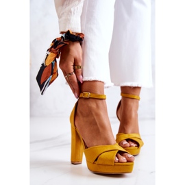 FM1 Sandale din piele intoarsa pe un post galben Lanelle 2
