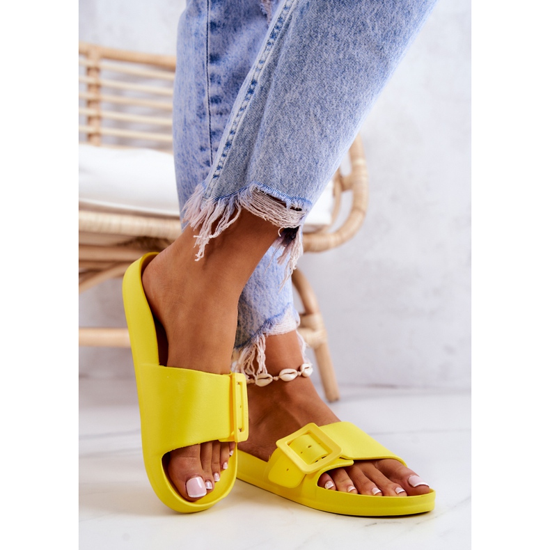 Papuci de damă Big Star cu cataramă FF274A392 Galben 2