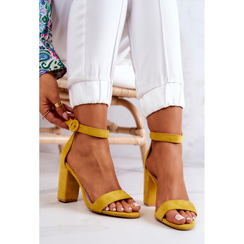 FB2 Sandale galbene Hattie din piele intoarsa pe un bar 1