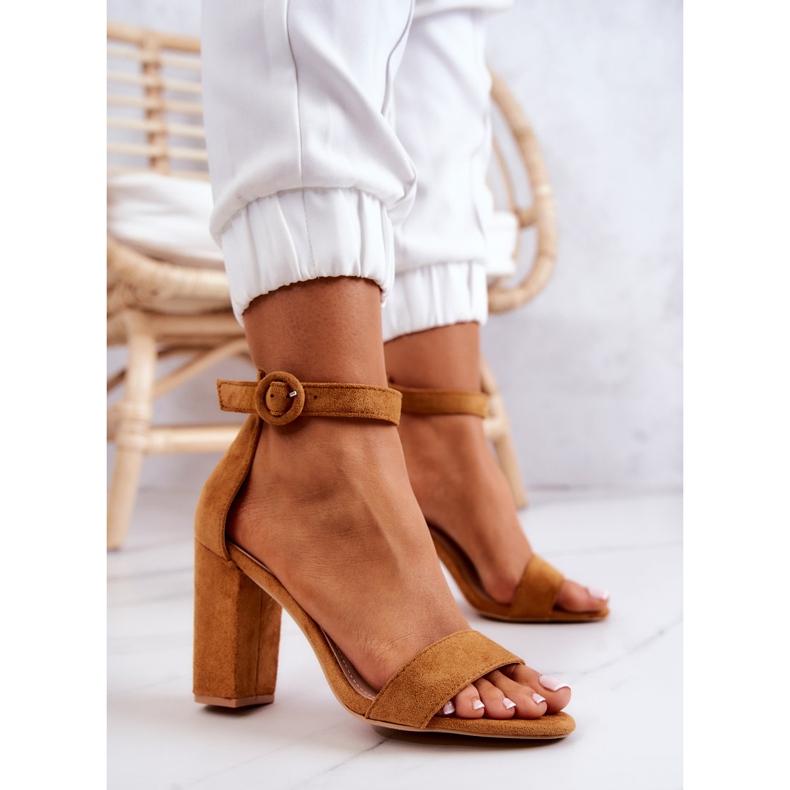 FB2 Sandale Camel Hattie din piele intoarsa pe un bar maro 2