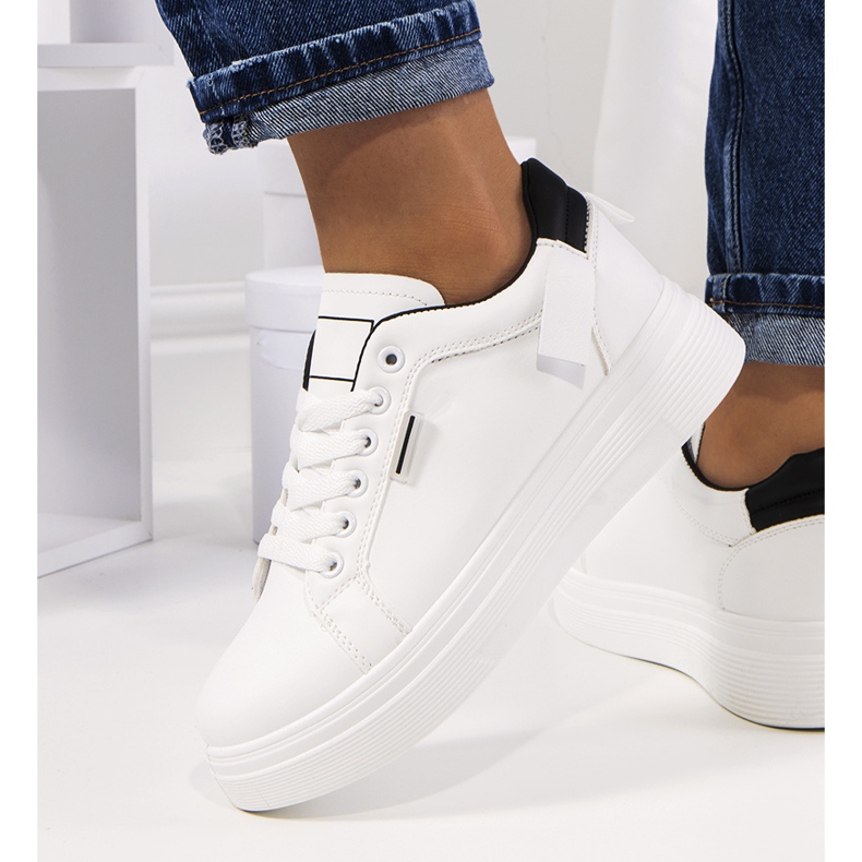 Tenisi albi pe platforma Perales 1