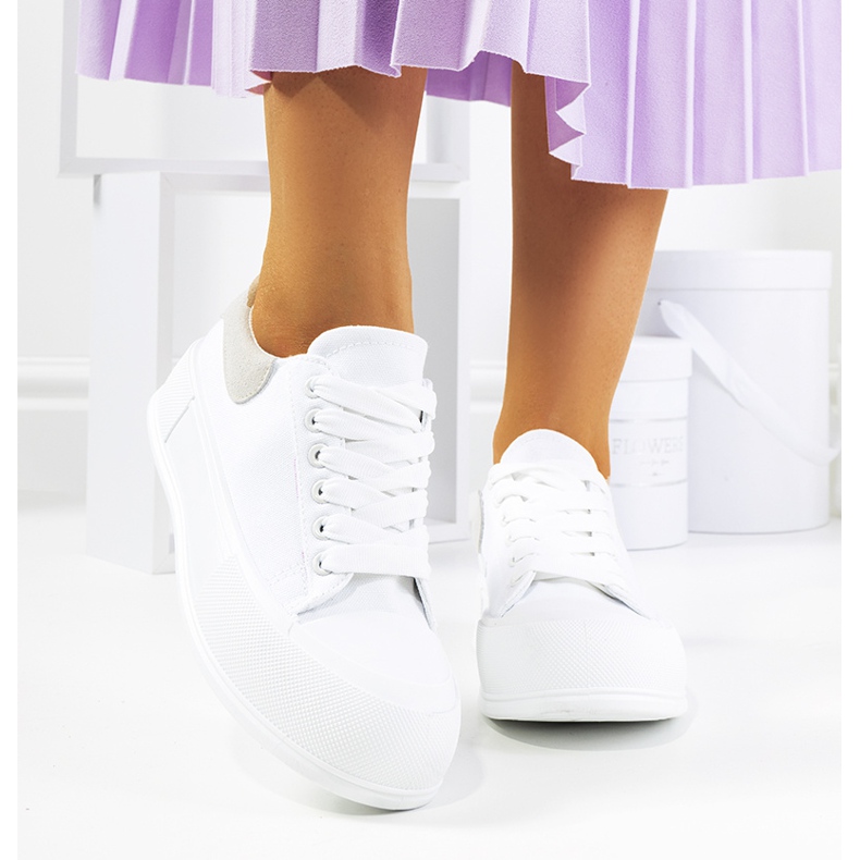 Tenisi albi pe platforma Venancia 1