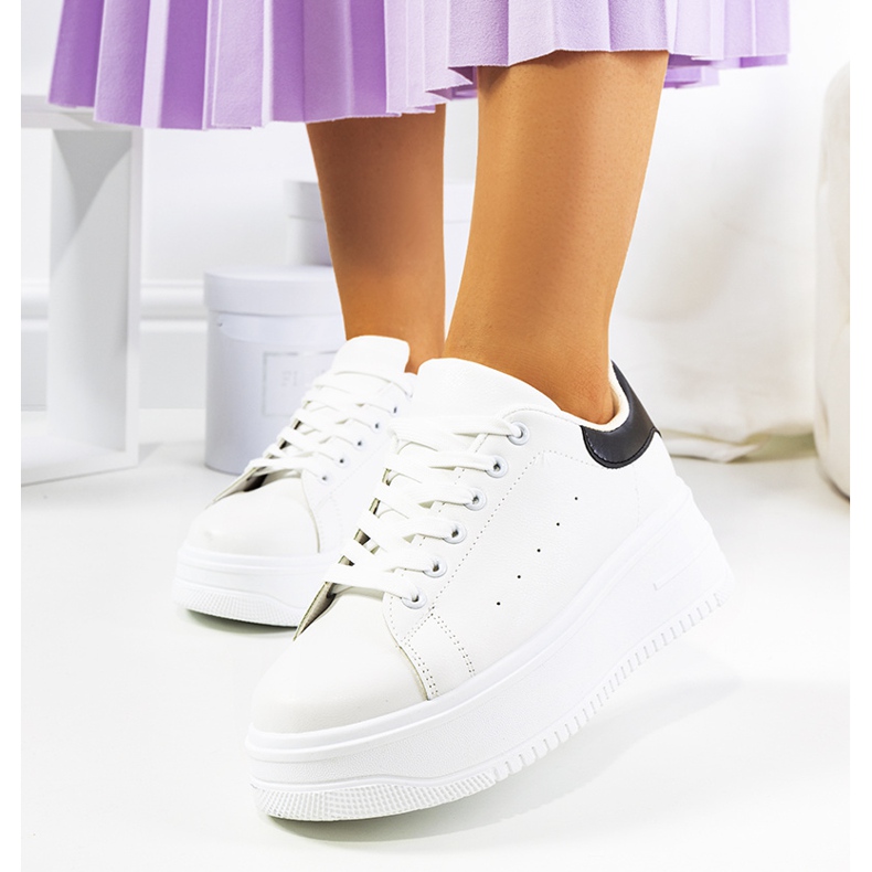 Tenisi albi pe o platformă înaltă Lelica 1