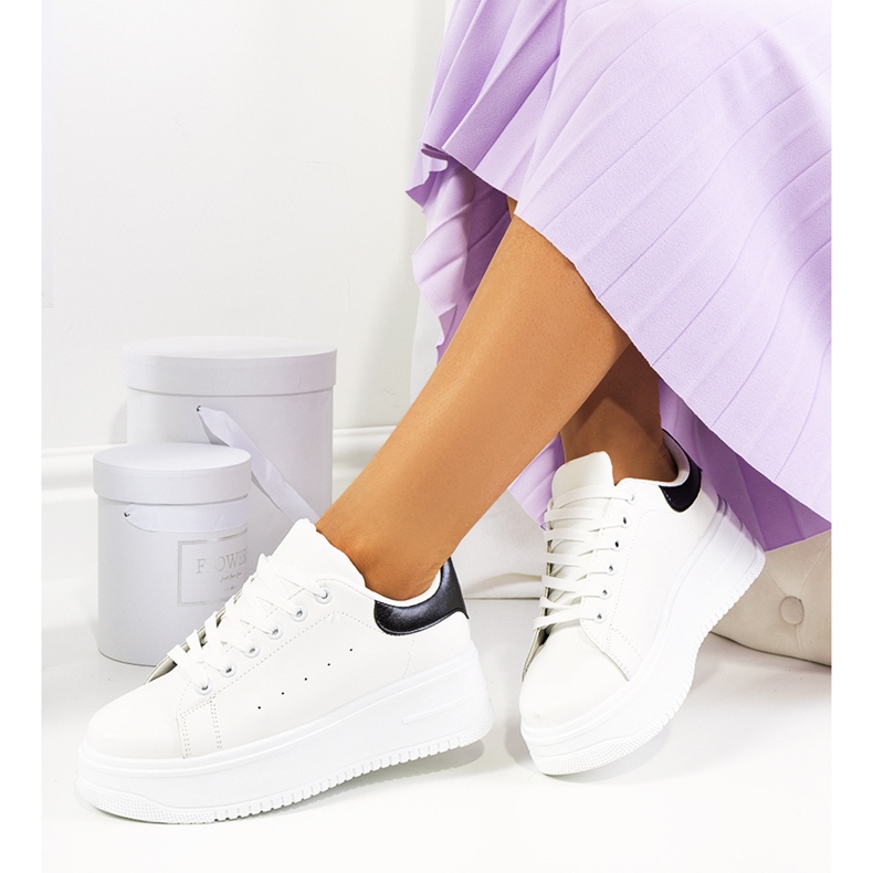 Tenisi albi pe o platformă înaltă Lelica 2