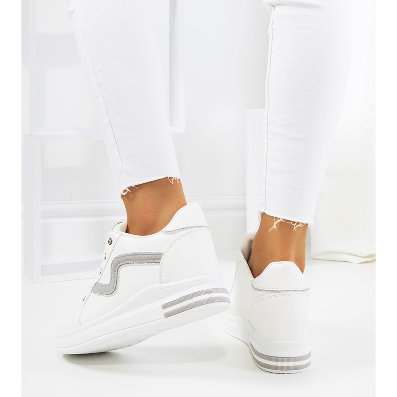 Tenisi albi pe platforma Piazza 1