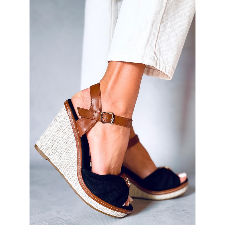 Leyla Sandale negre cu pană maro 1 Leyla Sandale negre cu pană maro 1