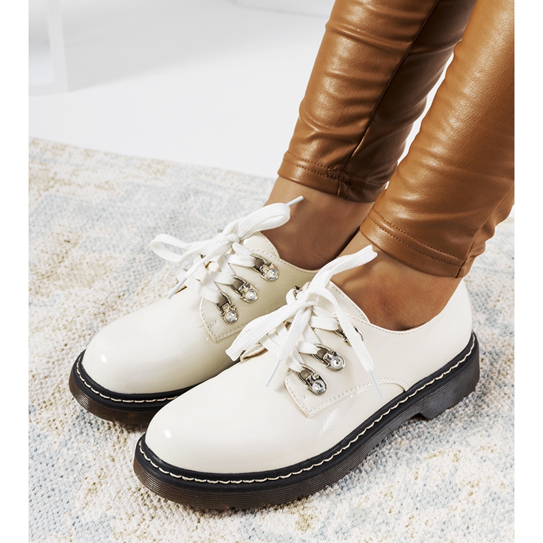 Pantofi lacuiti albi de Kristina 1