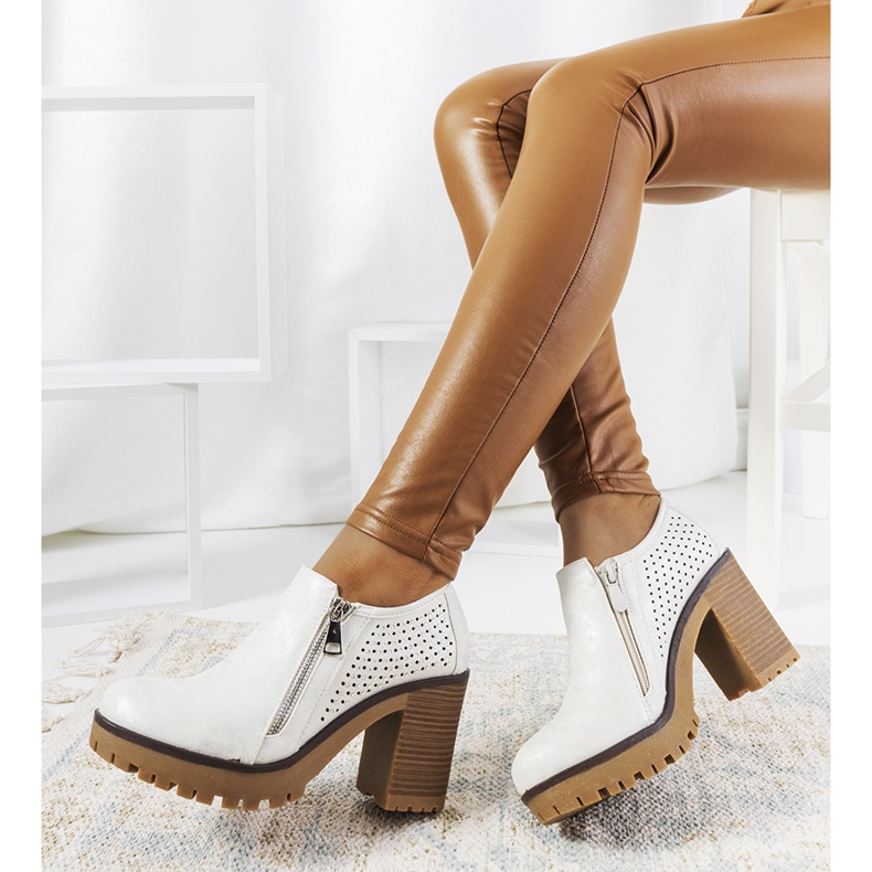 Pantofi argintii pe postul lui Noemi alb 1