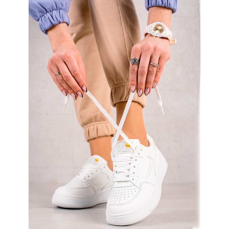 TRENDI Adidași albi la modă 1