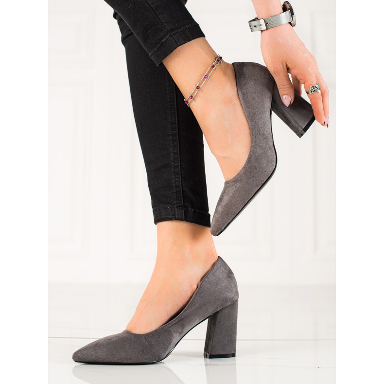 Bestelle Pompe din piele de căprioară pe un stâlp gri 1 Bestelle Pompe din piele de căprioară pe un stâlp gri 1