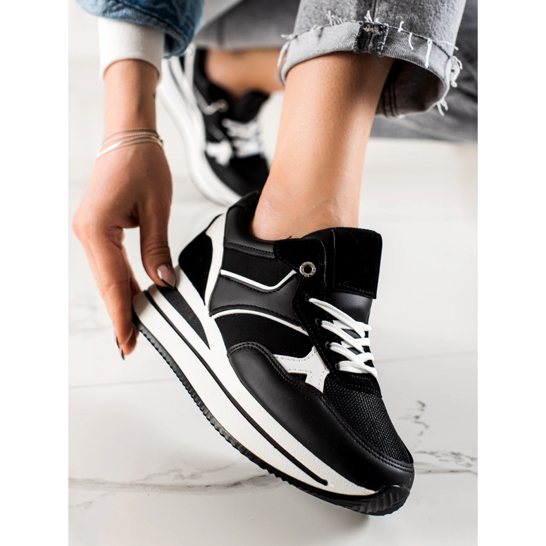 TRENDI Negru se furișează pe platformă 1