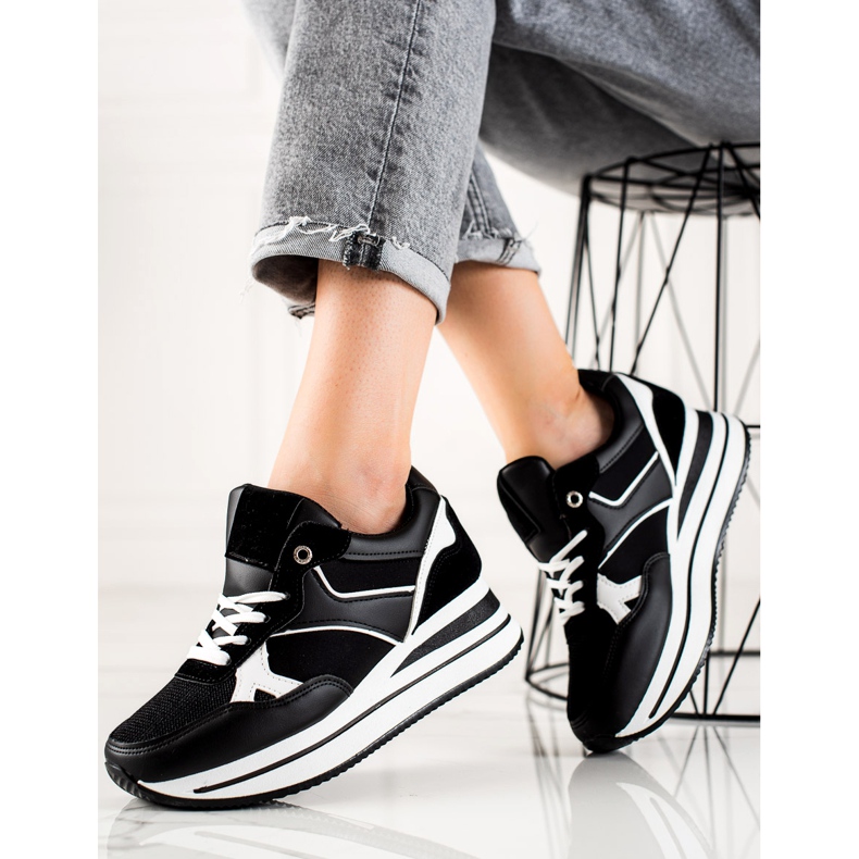 TRENDI Negru se furișează pe platformă 2