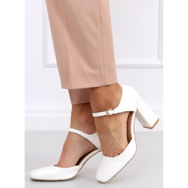 Pompe expuse pe postul Frida White alb 1