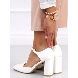 Pompe expuse pe postul Frida White alb 2