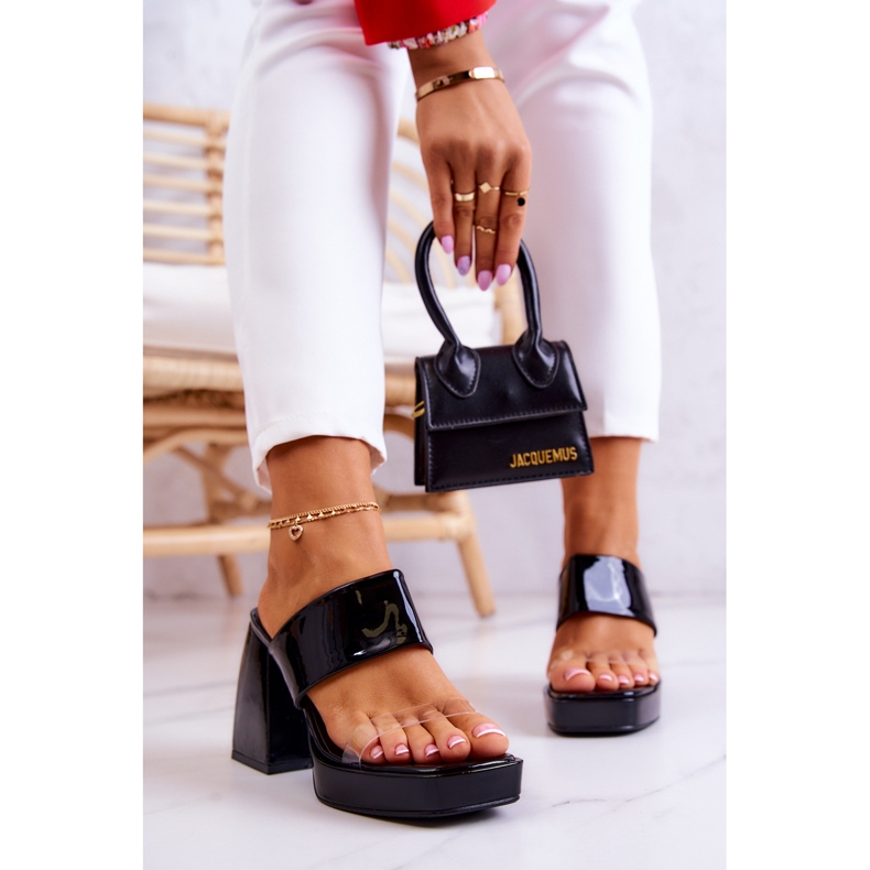 FM1 Papuci lăcuiți negru Seattle pe un bar 1