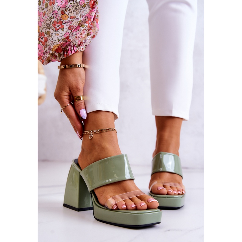 FM1 Papuci lăcuți pe un bar verde din Seattle 2