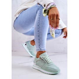 FB2 Pantofi sport din piele intoarsa pe o platforma verde deschis la malul fluviului 1