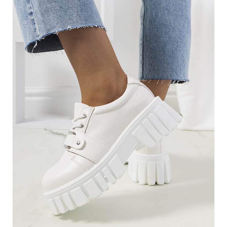 Pantofi albi pe talpa de tractor de la Sallie 1