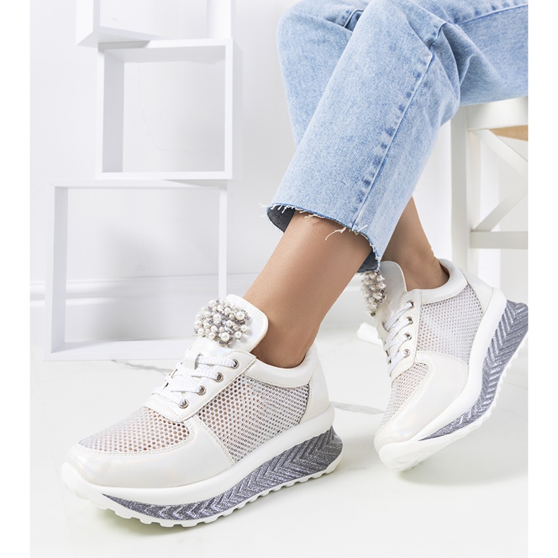 Tenisi albi holografici de la Saggers 1