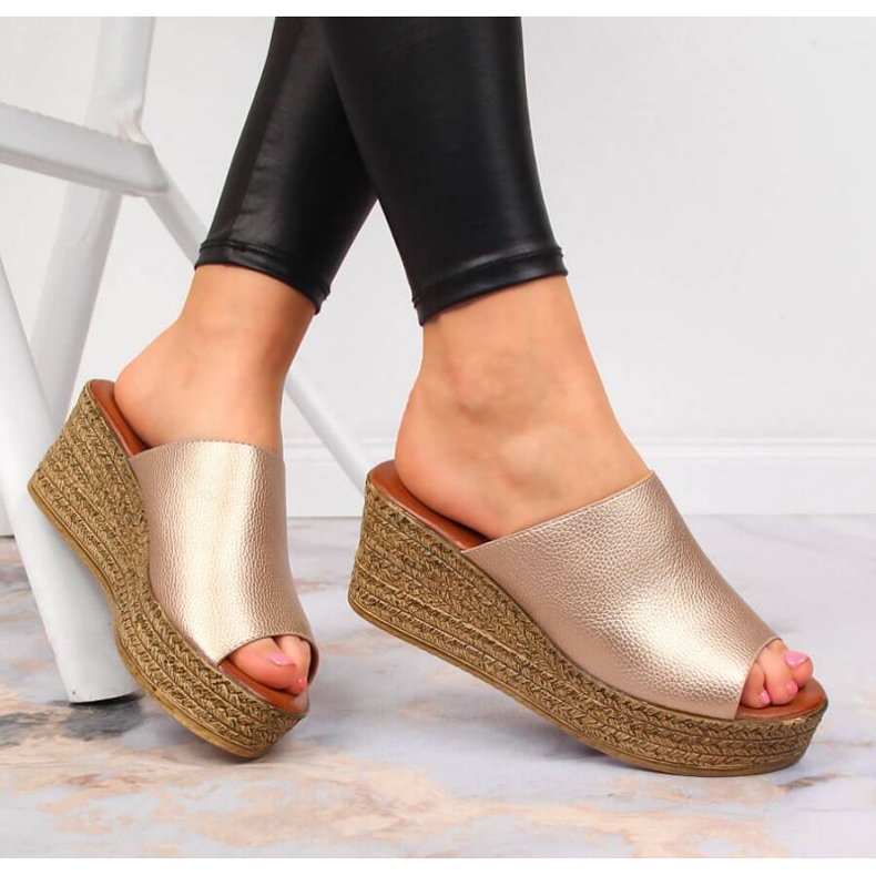 Papuci cu pană Vinceza W JAN98B aurii de aur 2 Papuci cu pană Vinceza W JAN98B aurii de aur 2