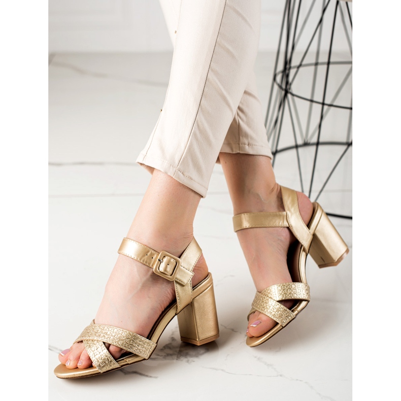 Encor Sandale Aurii Pe O Bară de aur 1