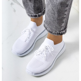 Adidasii sport albi ai lui Michael 1