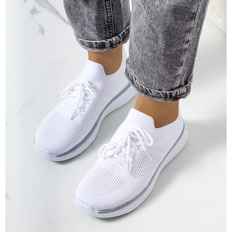 Adidasii sport albi ai lui Michael 1