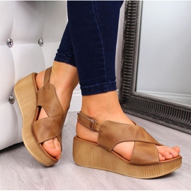 Sandale din piele pe platforma maro Dolce Pietro W P74A 2 Sandale din piele pe platforma maro Dolce Pietro W P74A 2