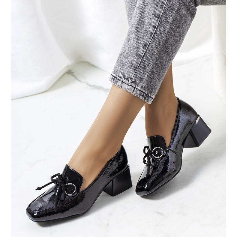 Pantofi cu toc lăcuit negru de la Monisha 1