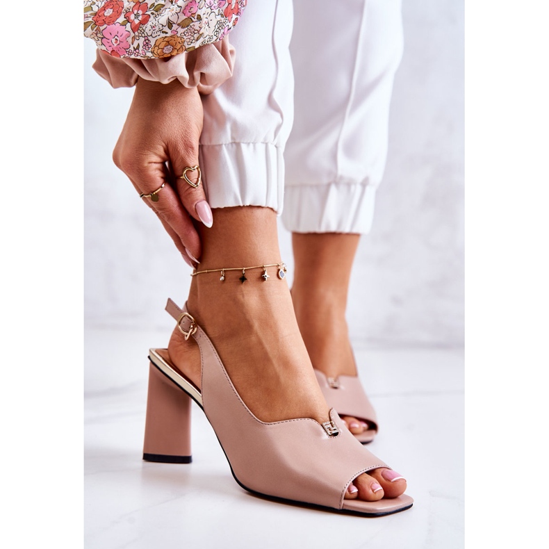 S.Barski Sandale Bej Fiorine Pe Un Bar 1