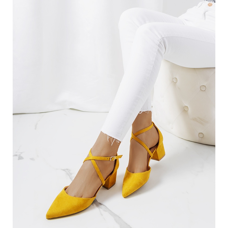 Pompe galbene pe stâlpul Terra 1