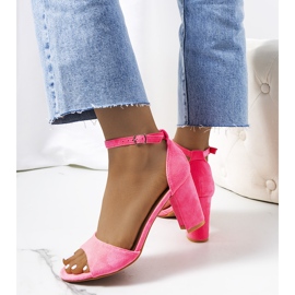 Sandale roz neon pe stâlpul Polet 2