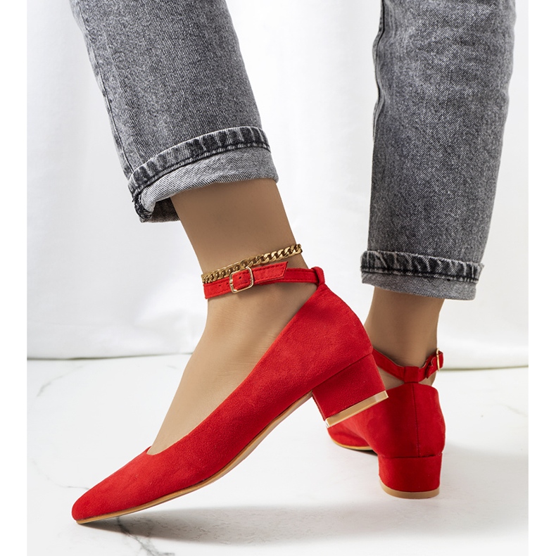 Pompe roșii pe stâlpul Samira roșu 1