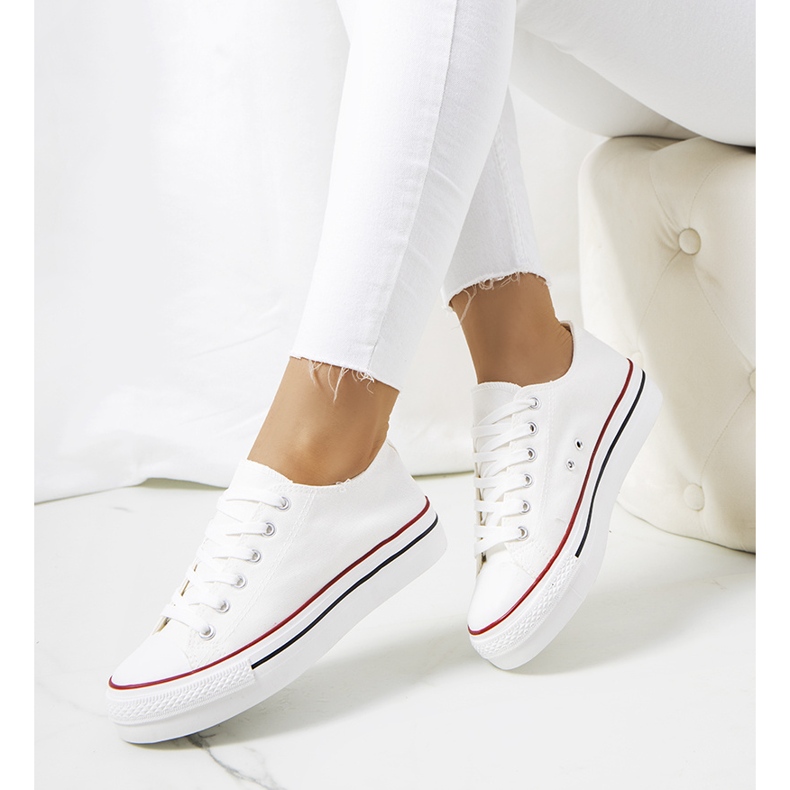 Tenisi albi pe platforma Wessel 1