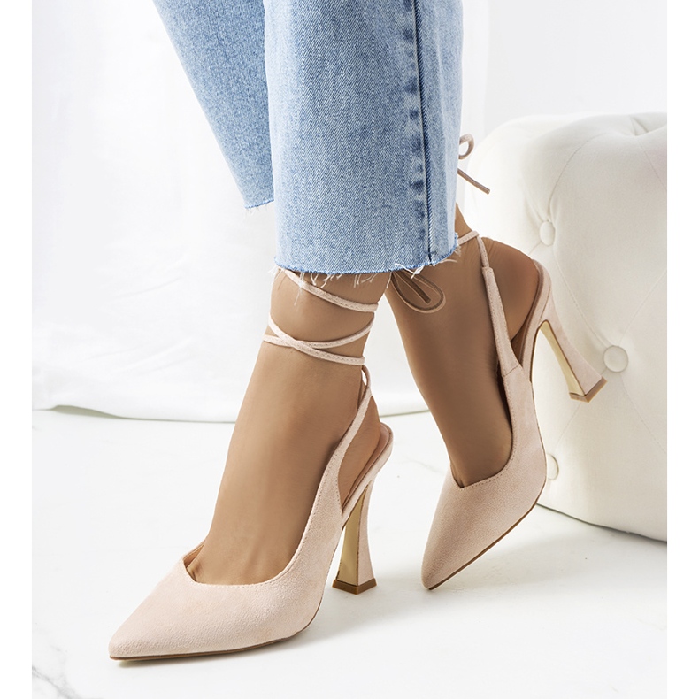 Pompe cu șireturi bej pe stâlpul Lotti 1