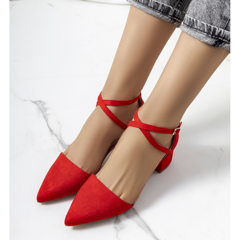 Pompe roșii pe stâlpul Hyde roșu 1