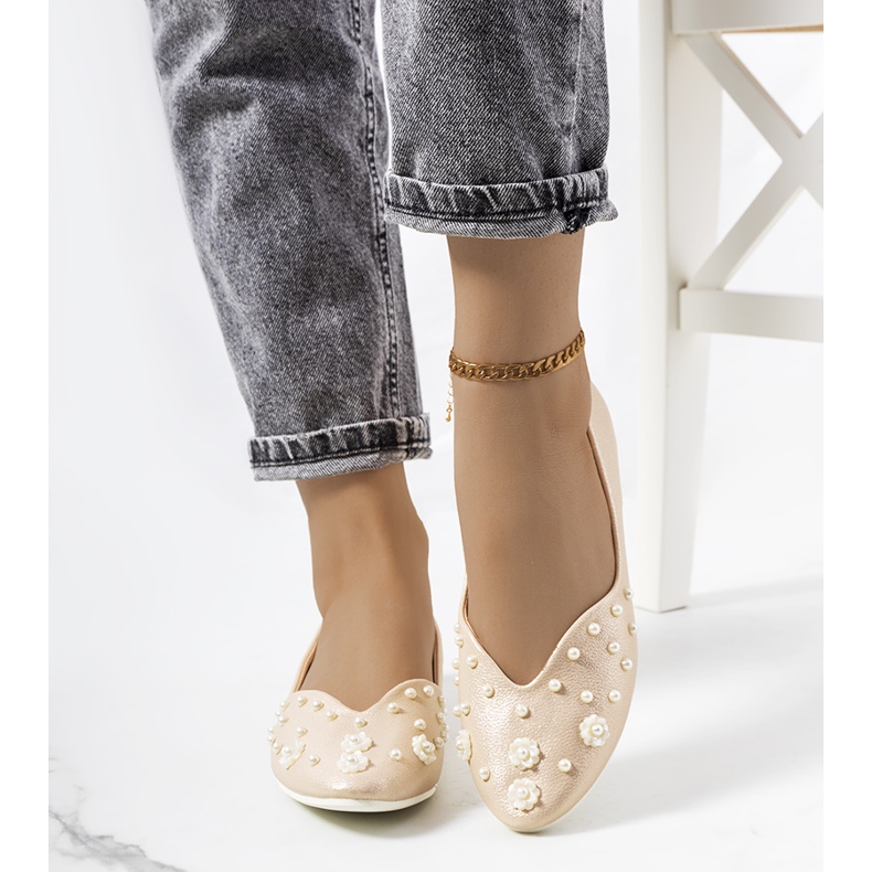 Balerini aurii decupați din mătase de aur 1