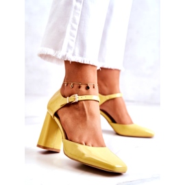 PG1 Pompe lăcuite la modă pe un bar galben maori 1 PG1 Pompe lăcuite la modă pe un bar galben maori 1