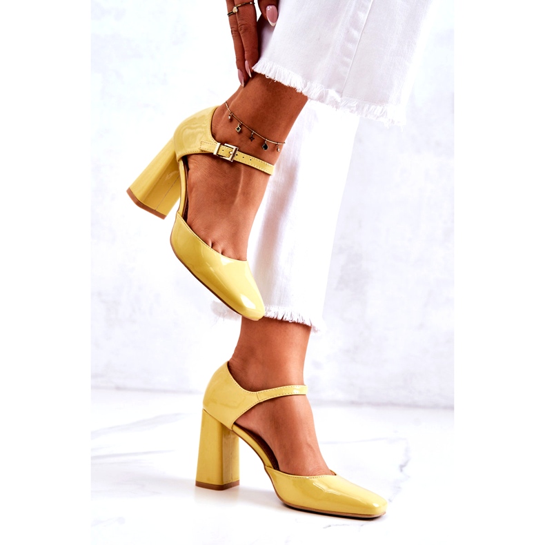 PG1 Pompe lăcuite la modă pe un bar galben maori 2 PG1 Pompe lăcuite la modă pe un bar galben maori 2