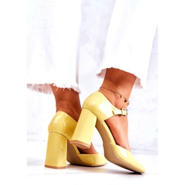 PG1 Pompe lăcuite la modă pe un bar galben maori 3 PG1 Pompe lăcuite la modă pe un bar galben maori 3