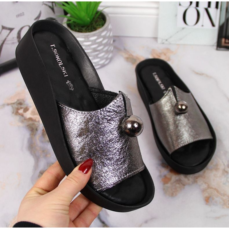 Papuci de piele cu o minge decorativă T. Sokolski W SCA165A argintiu 1