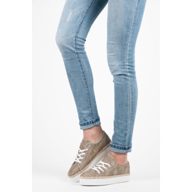 Kylie Tenisi ajurati pe platforma maro 1