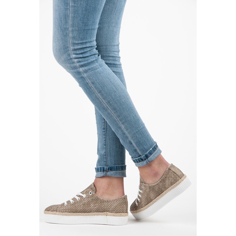 Kylie Tenisi ajurati pe platforma maro 2