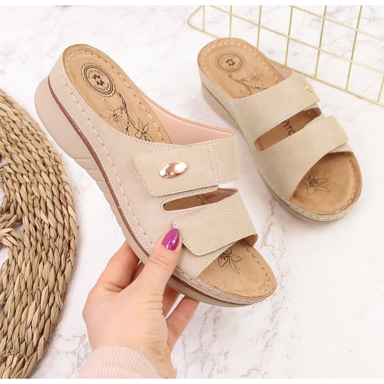 Papuci de damă confortabili cu velcro bej eVento 2