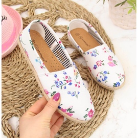 Espadrile pentru fete cu flori albe de la McKeylor 1
