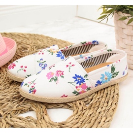 Espadrile pentru fete cu flori albe de la McKeylor 2