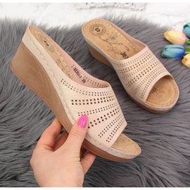 Papuci de damă Jezzi cu pană ajurata auriu de aur 2 Papuci de damă Jezzi cu pană ajurata auriu de aur 2