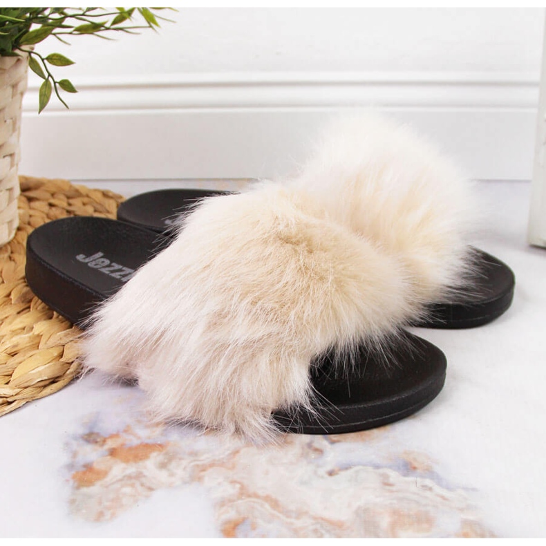 Papuci Jezzi de dama bej cu blana 1